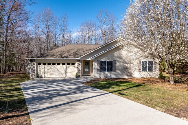 New Traditional homes are very popular in Fairfield Glade.