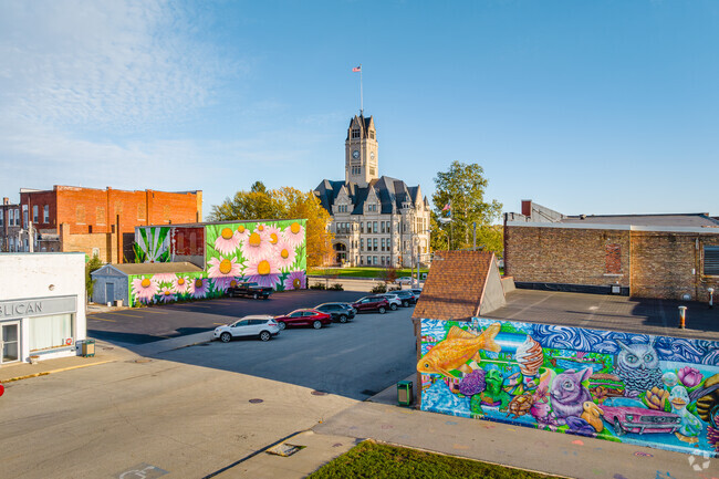 The Jasper County Court House can be seen with a grouping of colorful murals near Marion.