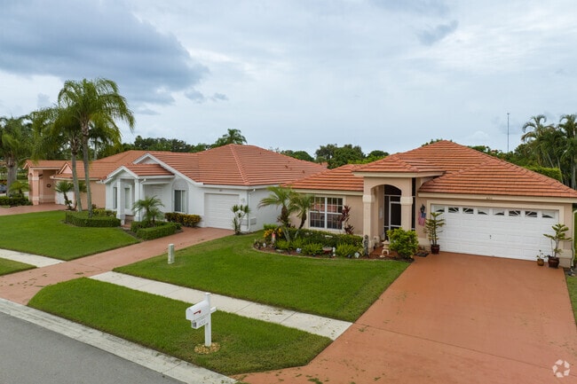 Large driveways and double car garage homes are very popular in the Park Ridge neighborhood.