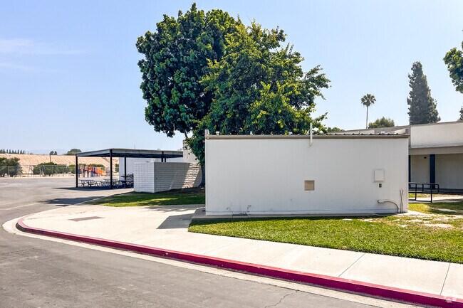 Glenview Elementary School Bulldogs are learning well in Orange County.