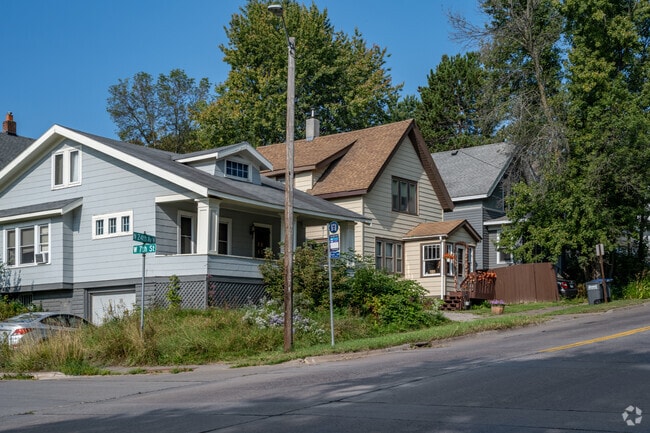 There are a variety of home styles in Lincoln Park.