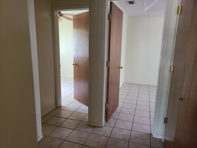 1017 Lexington Cir unit 1, Edinburg, TX 78539 - photo 6