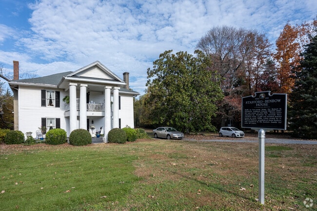 There are also a number of older vintage-style homes in Oak Ridge.