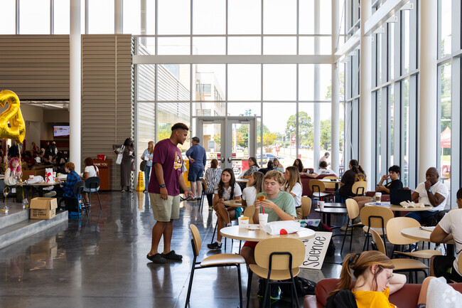 Students are gathering at the open day registration center at the ULM Campus.