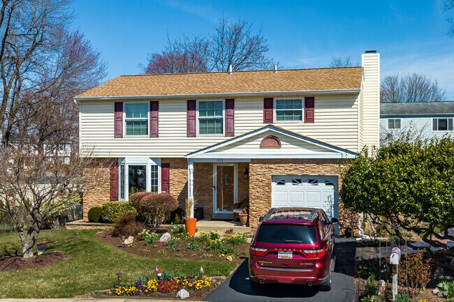 Well Manicured Single Family Home on Lawnview Drive.
