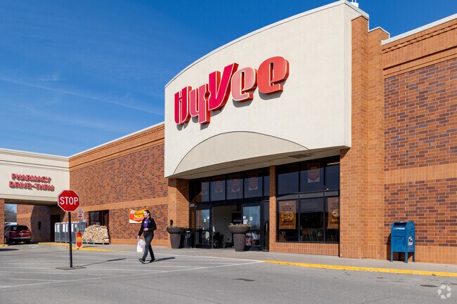 Oskaloosa locals have a modern HyVee Grocery available for their daily grocery needs.