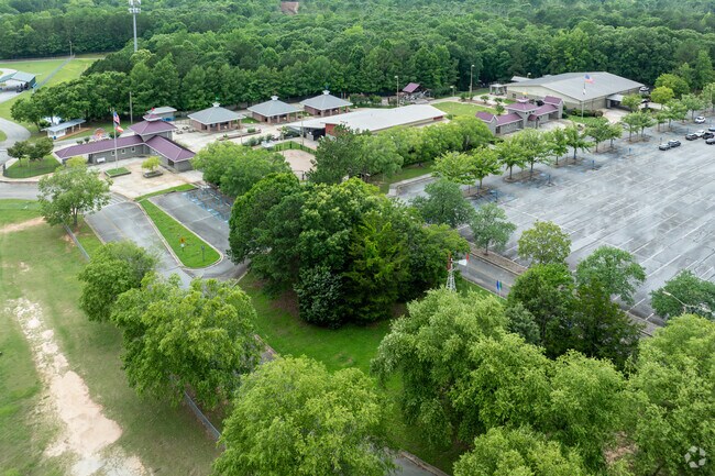 The Kiwanis Coweta County Fairgrounds proudly hosts exciting concerts and vibrant fairs, all located just minutes from East Newnan.