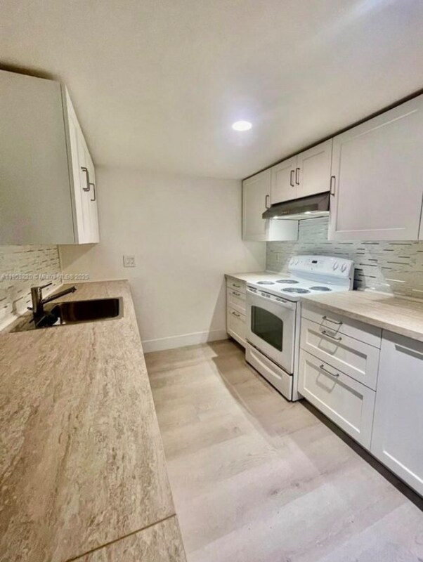 4399 NW 9th Ave unit 11 3 d, Pompano Beach, FL 33064 - photo 2