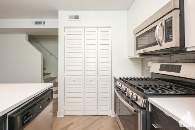 Grace and Sheffield Lofts unit 954-B102, Chicago, IL 60613 - photo 7