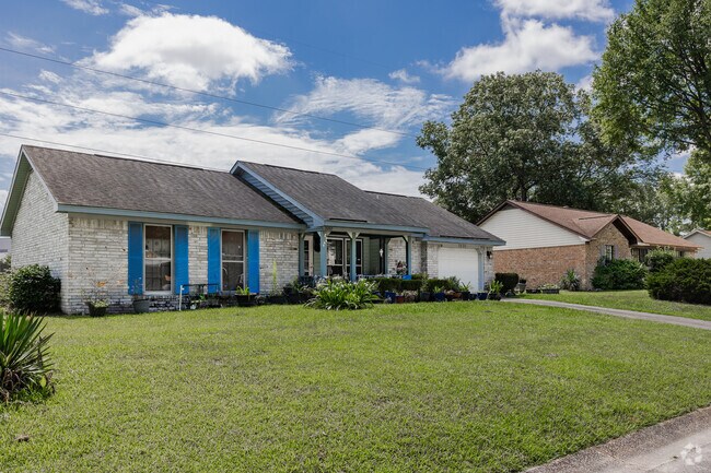 Woodstock has charming homes with spacious yards in North Charleston.