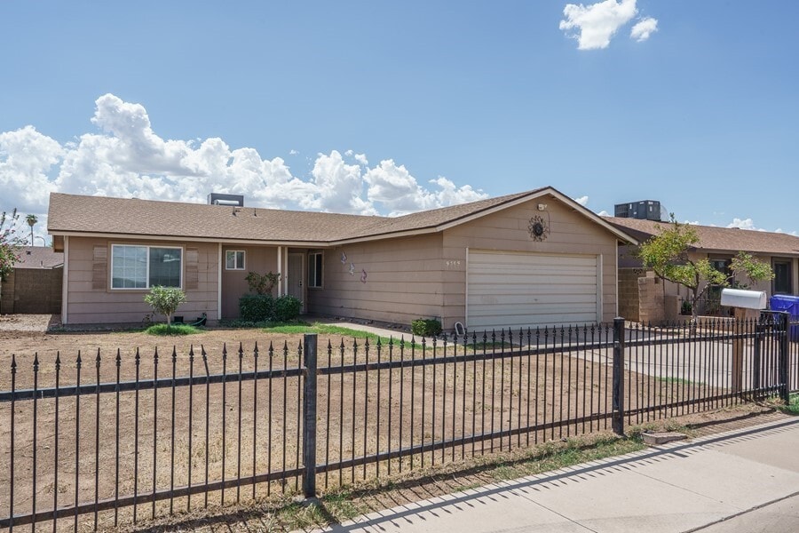 CHARMING 3 BED/2 BATH HOME IN TOLLESON!