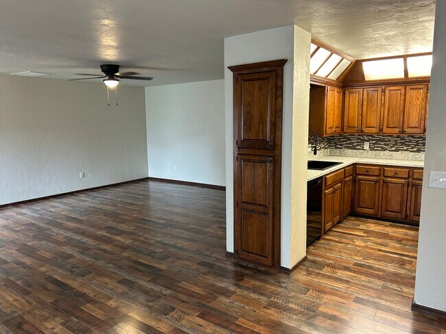 607 N Robin Way, Mustang, OK 73064 - photo 5