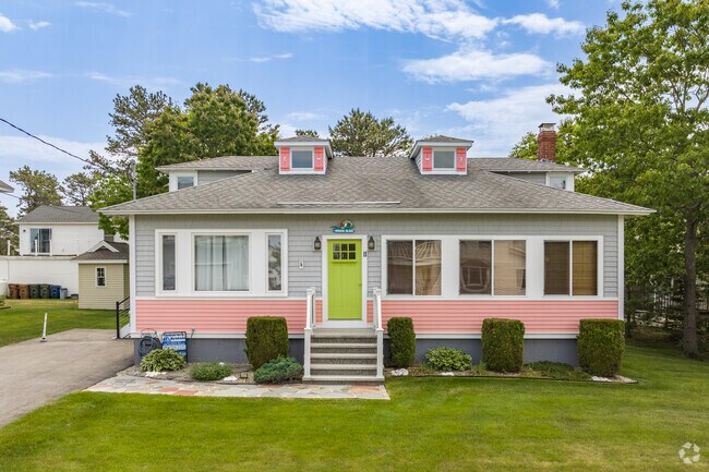 Bungalow style homes are sprinkled in throughout Kinney Shores.