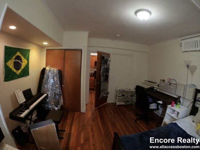 241 Freeman St unit D, Brookline, MA 02446 - photo 6