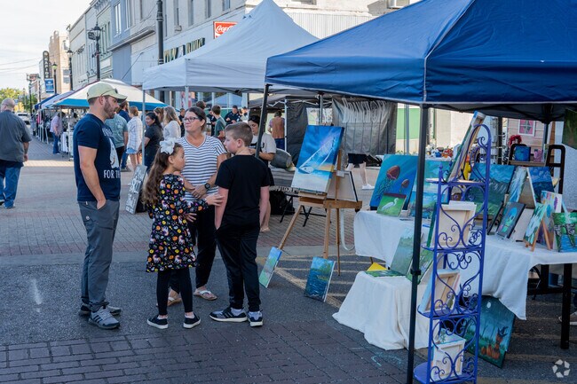 Art displayed ranges from paintings to sculptures and handcrafted jewelry.