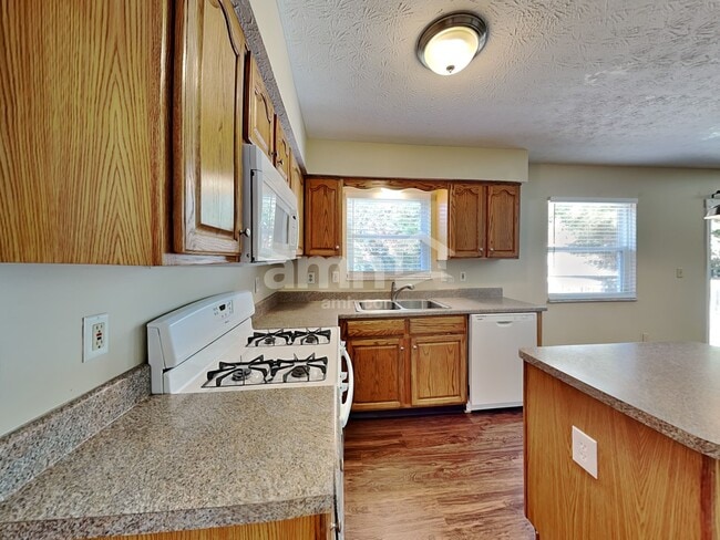 8612 Oak Creek Dr, Lewis Center, OH 43035 - photo 3