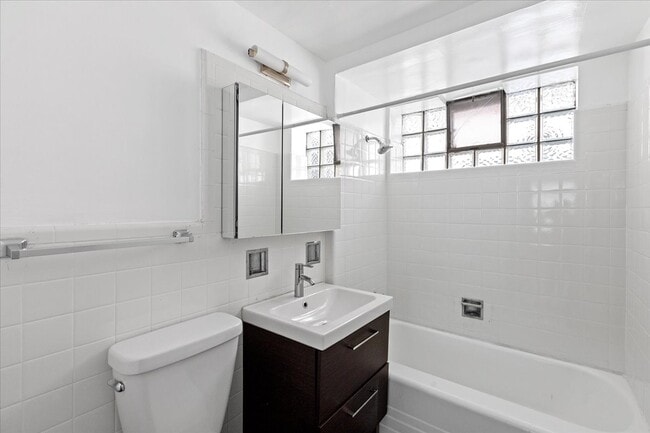 6705 N California Ave unit 7-2W, Chicago, IL 60645 - photo 7