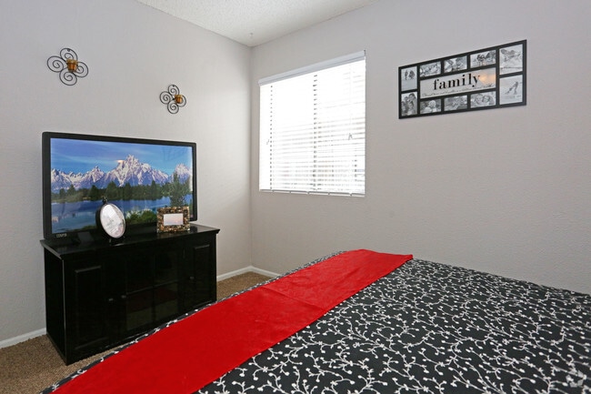 2BR, 1BA - Sequoia 775 SF