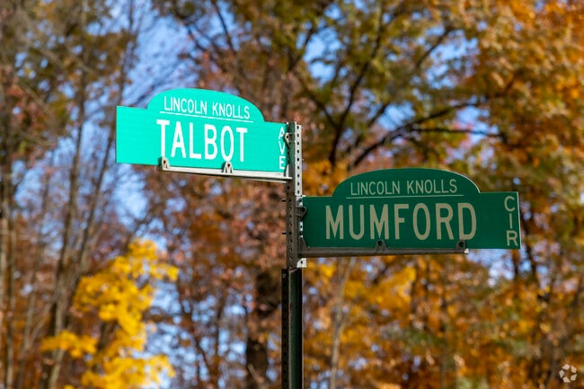 The street signs in Lincoln Knolls add to the small town charm.