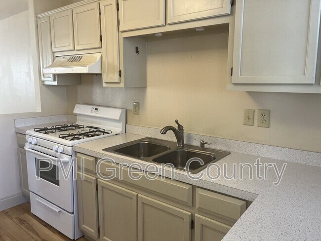 1427 E 38th Place unit D, Tulsa, OK 74105 - photo 6