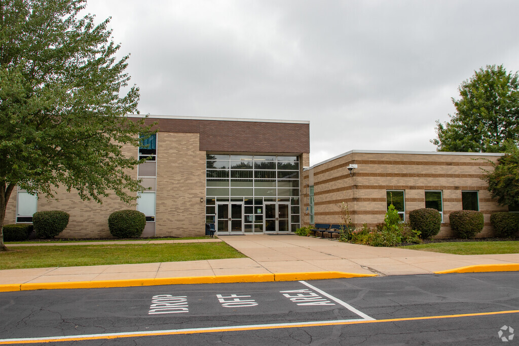 Henry F Lamuth Middle School provides education in the neighborhood of 
Outlying Lake County