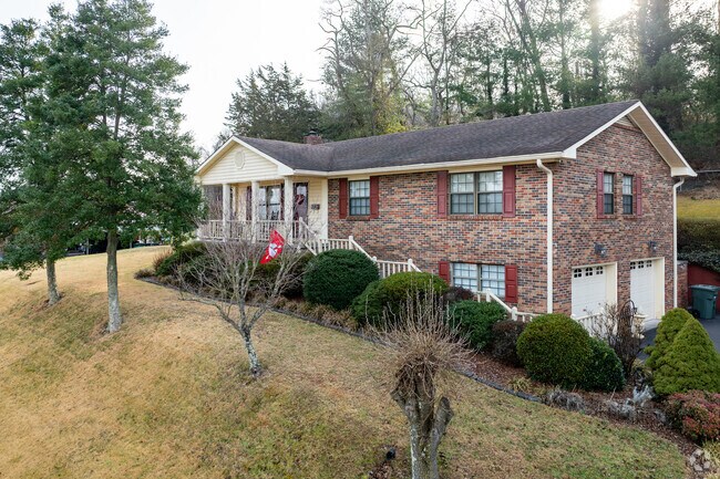Ranch homes on larger lots are located higher up in the hills of Sycamore Shoals.