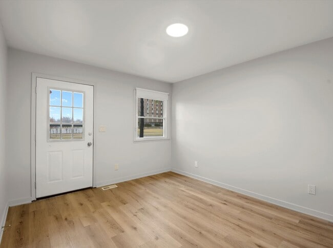 2219 9th St, Charleston, IL 61920 - photo 3