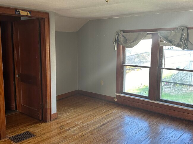 537 Clinton Ave unit Clinton B, Morgantown, WV 26505 - photo 7