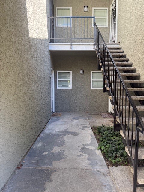 27648 Susan Beth Way unit H, Santa Clarita, CA 91350 - photo 3