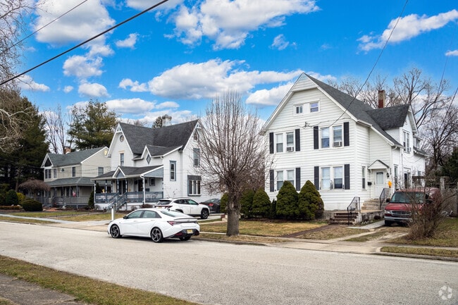 The house styles are different from house to house in Laurel Springs.