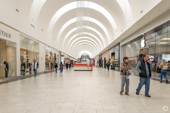 Shop, dine, and unwind at Los Cerritos Center, the heart of retail in Cerritos.