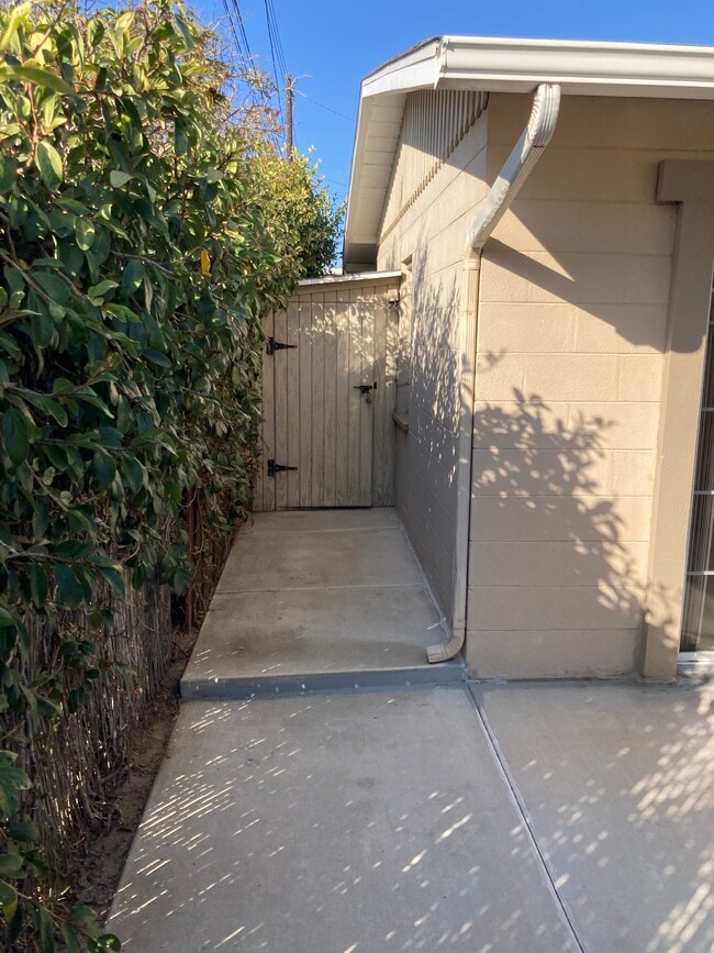 1278 E Collins St, Oxnard, CA 93036 - photo 5