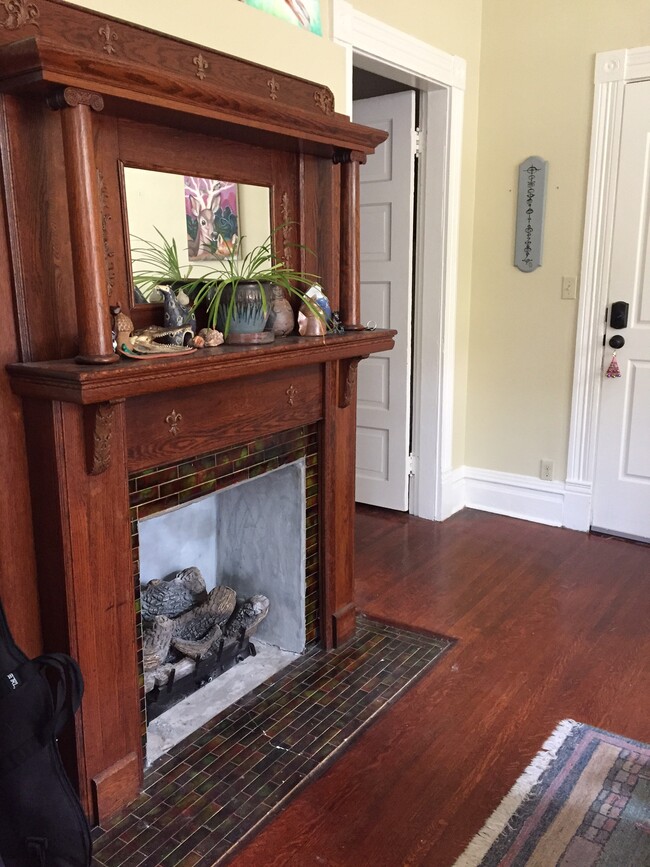 Spacious living room, gas fireplace 1