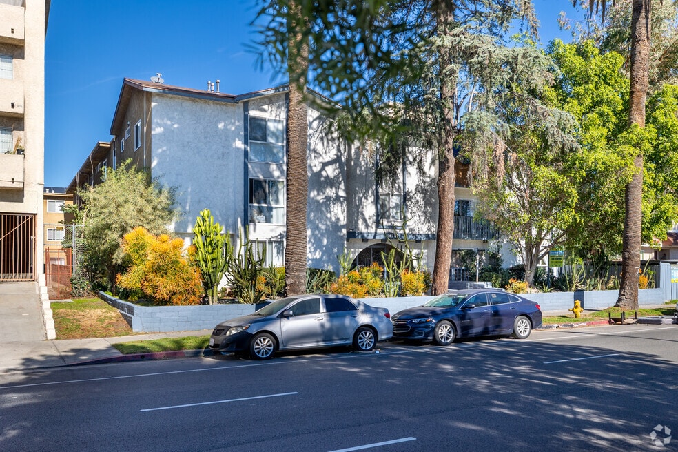 Terra Grande Apartments, Van Nuys, CA 91405 - photo 1