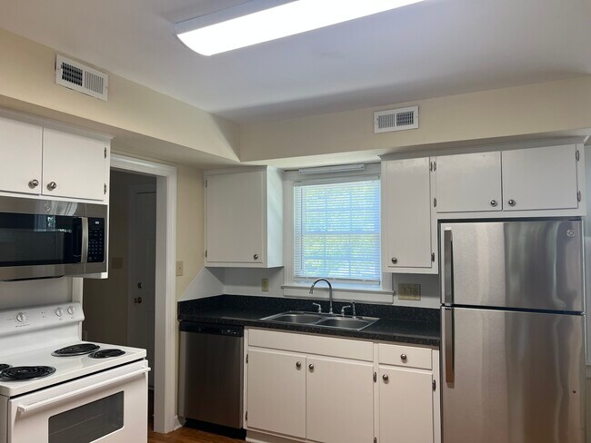 2505 Saint Christopher Cir SW unit Apartment J, Wilson, NC 27893 - photo 4