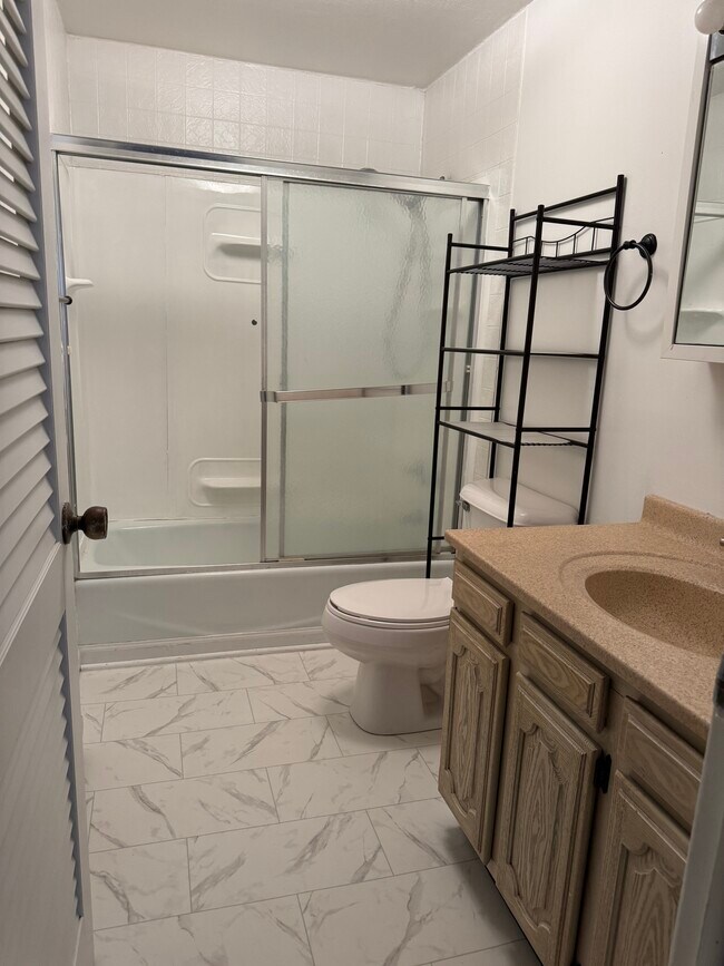 304 E Mefford St unit 304A E Mefford St, Robinson, IL 62454 - photo 5