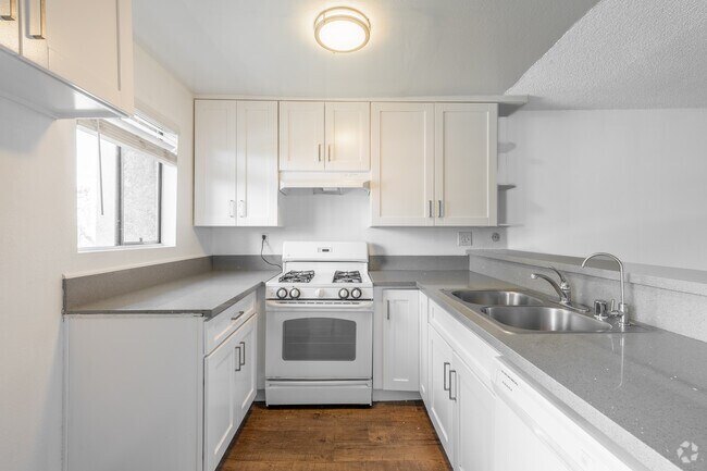 2BR, 2BA - 820SF - Kitchen