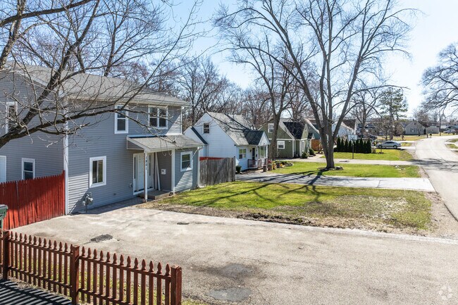 There is a mixture of housing styles throughout the Round Lake Heights neighborhood.