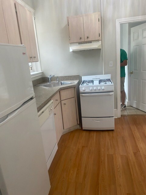 195 Winthrop Rd unit 32, Brookline, MA 02445 - photo 6