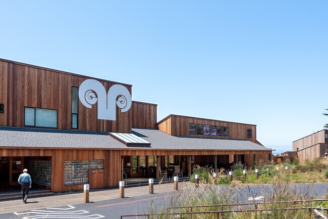 The Sea Ranch Lodge offers a restaurant and bar where you can enjoy the beautiful scenery.