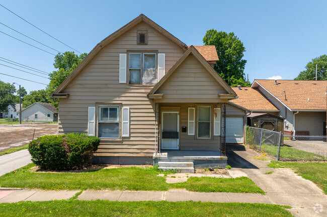 There are many unique home designs throughout the neighborhood of Mather and Wells.