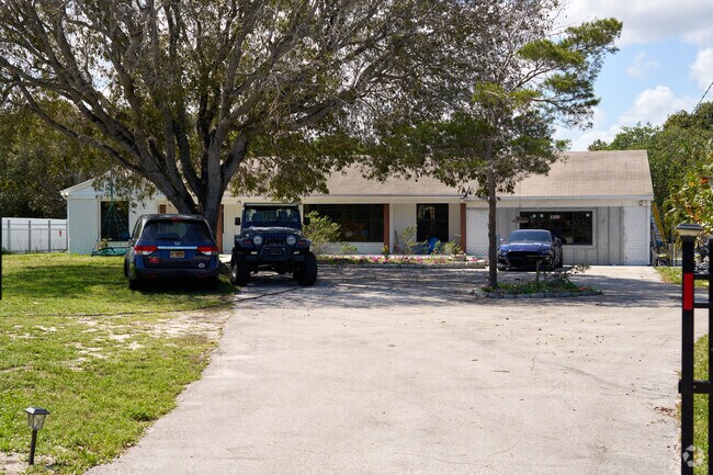 The majority of homes in High Ridge are Ranch style houses.