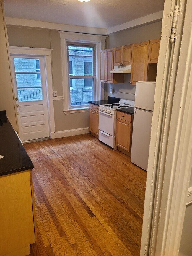 224 Hanover St unit 10, Boston, MA 02113 - photo 3