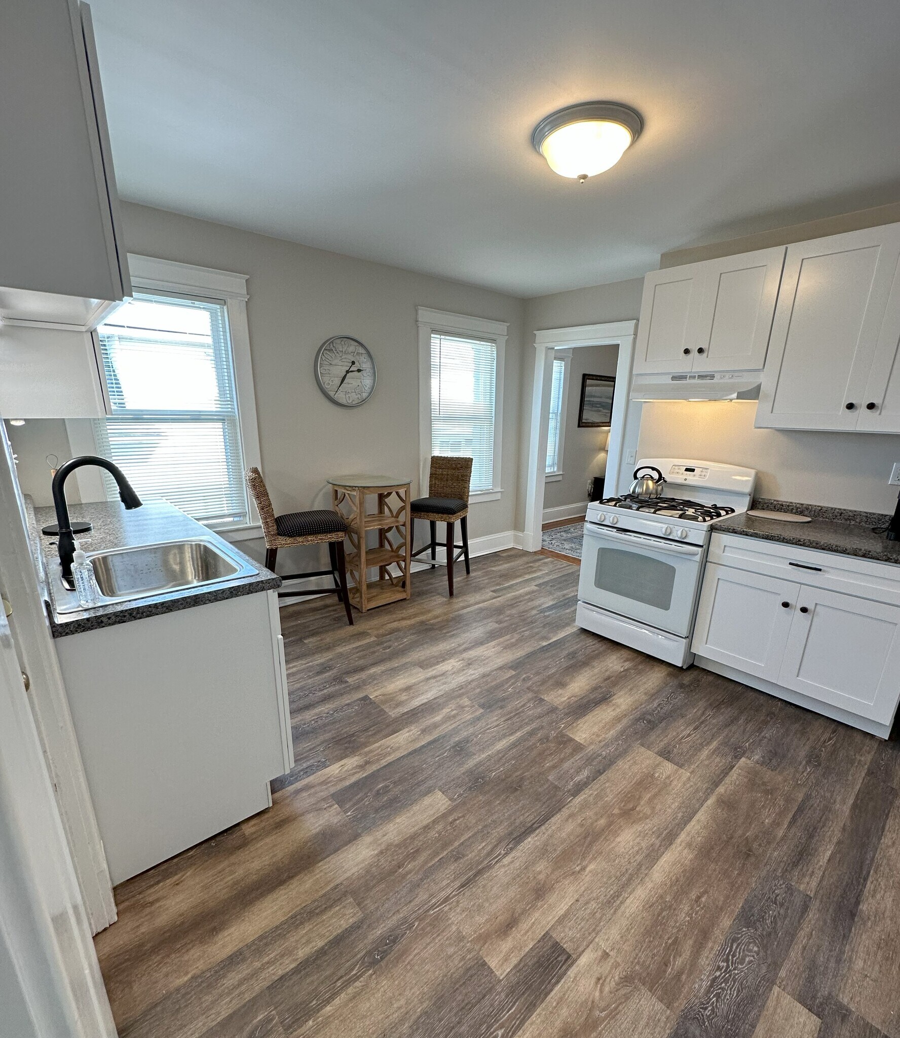 664 Flatbush Ave unit FURNISHED NEWLY UPDA, West Hartford, CT 06110 - photo 1