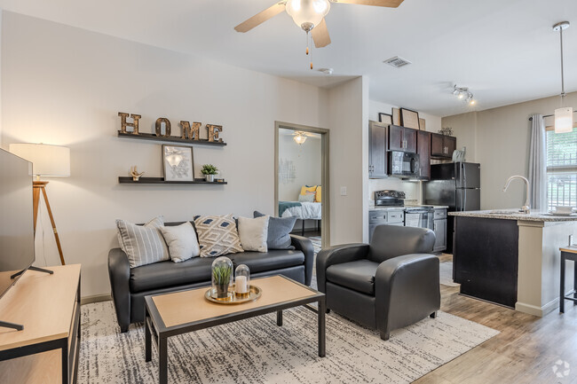 2BR, 2BA - 973SF - Living Room