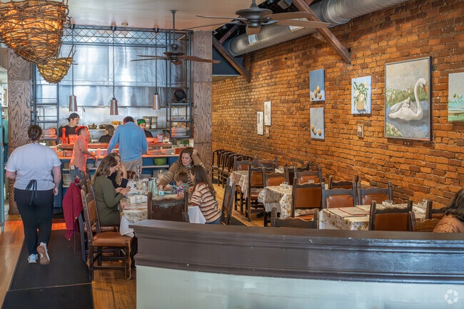 The Last Resort is a popular spot for lunch and dinner near North Avenue.
