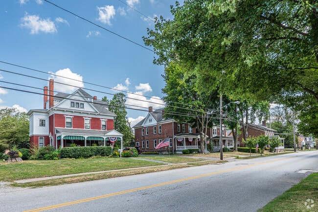 Big beautiful homes sit along the main drag entering Lisbon.