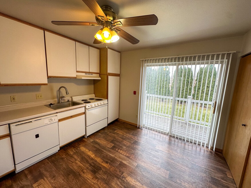 2029 Green Valley Dr unit 2029 Green Valley, Janesville, WI 53546 - photo 1