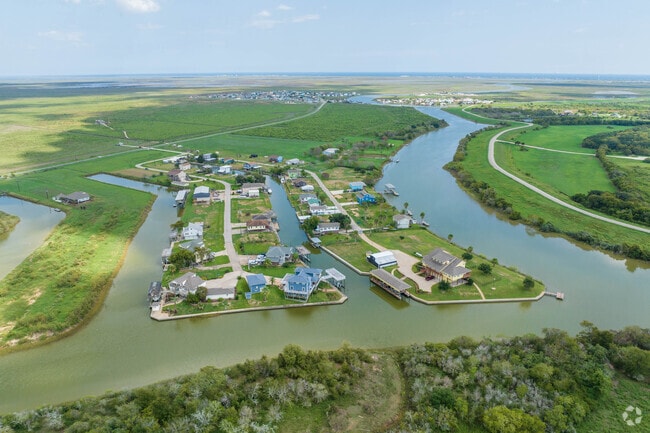 Located right on the banks of Oyster Creek, the Oyster Creek neighborhood is a boating community