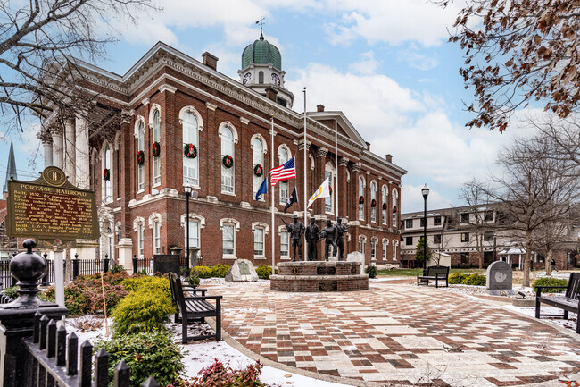 The Bowling Green Court House has a memorial to military vererans.